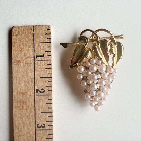 Vintage Grape Gold Tone Demi Parure Set Post Stud Earrings + Brooch - Picture 5 of 8